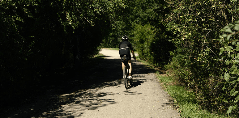 Cyklista na ceste
